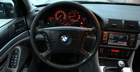 Professionelle Reparatur von Pixel-Fehlern im BMW Kombiinstrument für klare Anzeige und volle Funktion.