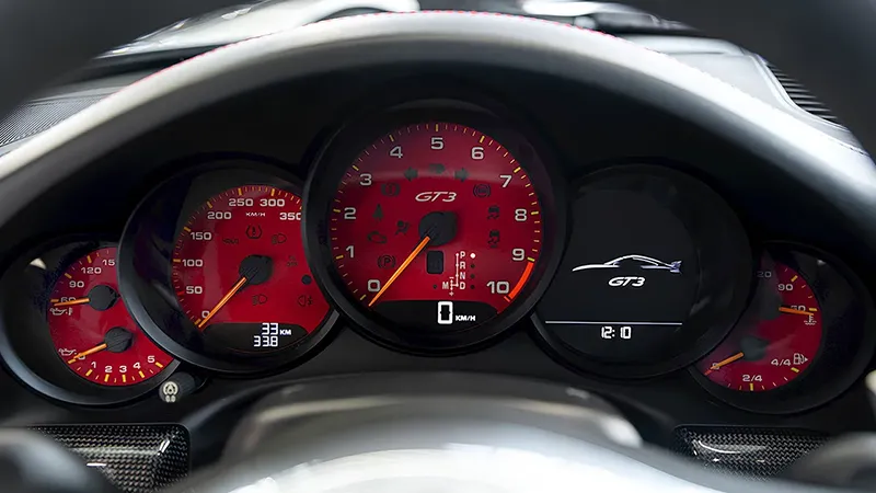Professionelle Reparatur von Pixelfehlern und Displayproblemen im Porsche Kombiinstrument.